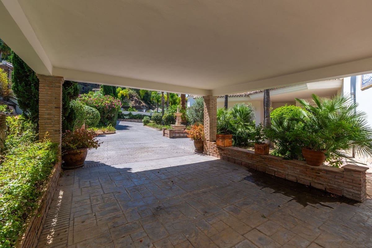 6 bedroom Villa for sale in Nueva Andalucia with pool garage - € 3,500,000 (Ref: 8978838)