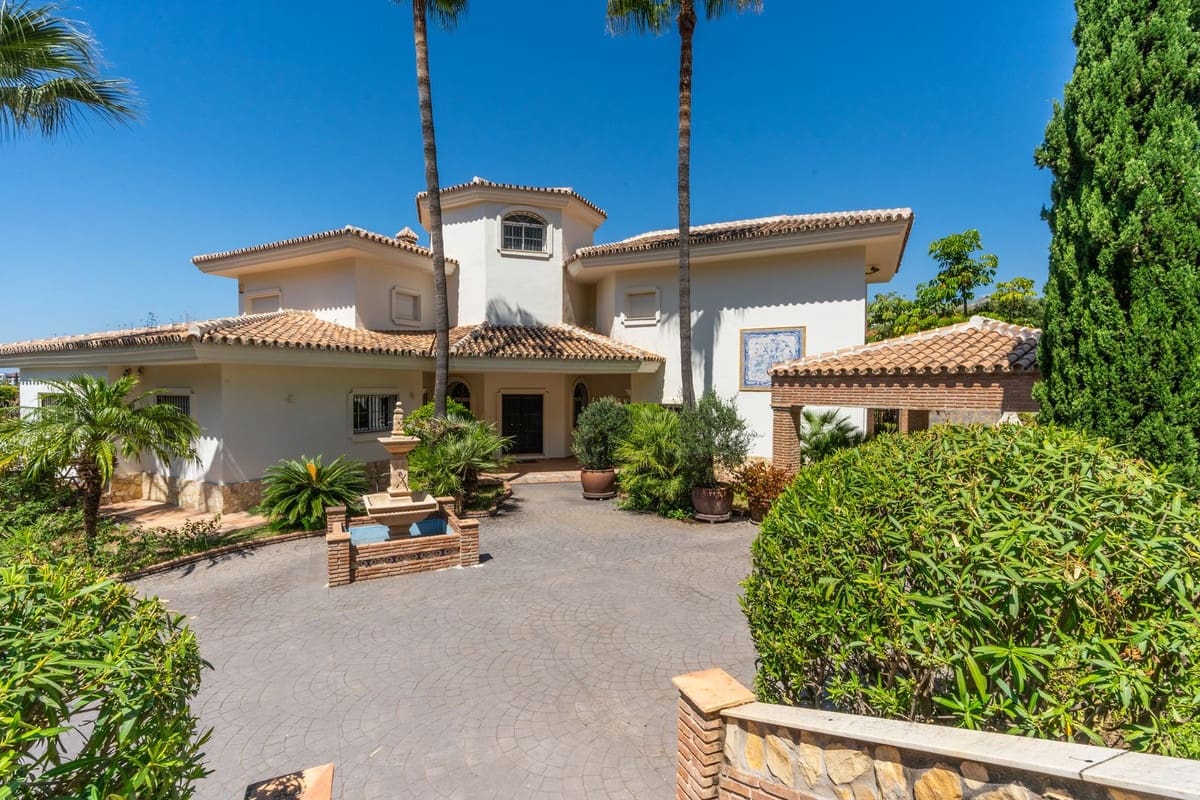 6 bedroom Villa for sale in Nueva Andalucia with pool garage - € 3,500,000 (Ref: 8978838)