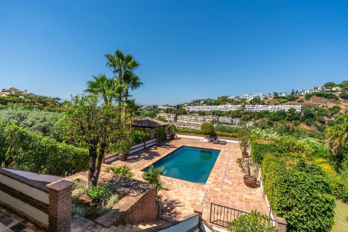 6 bedroom Villa for sale in Nueva Andalucia with pool garage - € 3,500,000 (Ref: 8978838)