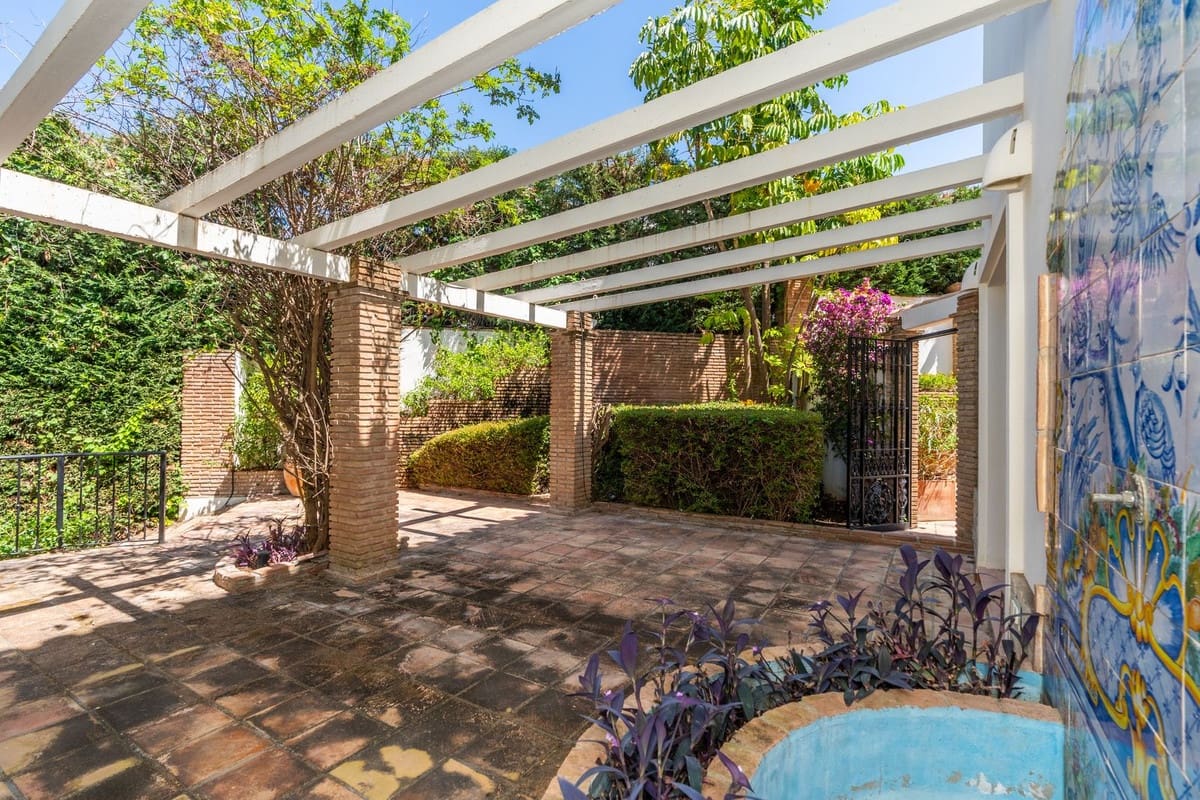 6 bedroom Villa for sale in Nueva Andalucia with pool garage - € 3,500,000 (Ref: 8978838)