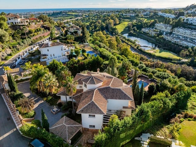 6 bedroom Villa for sale in Las Brisas, Marbella with pool garage - € 3,500,000 (Ref: 8978838)