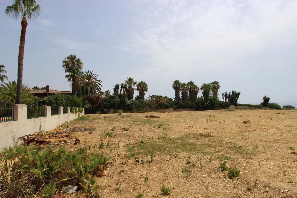 Ubebygd land til salgs i Estepona - € 10 000 000 (Ref: 8978934)
