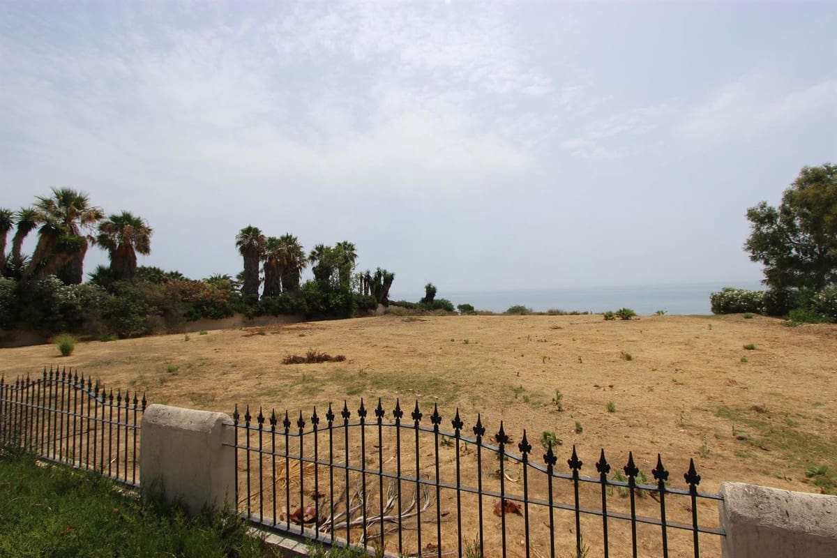 Ubebygd land til salgs i Estepona - € 10 000 000 (Ref: 8978934)