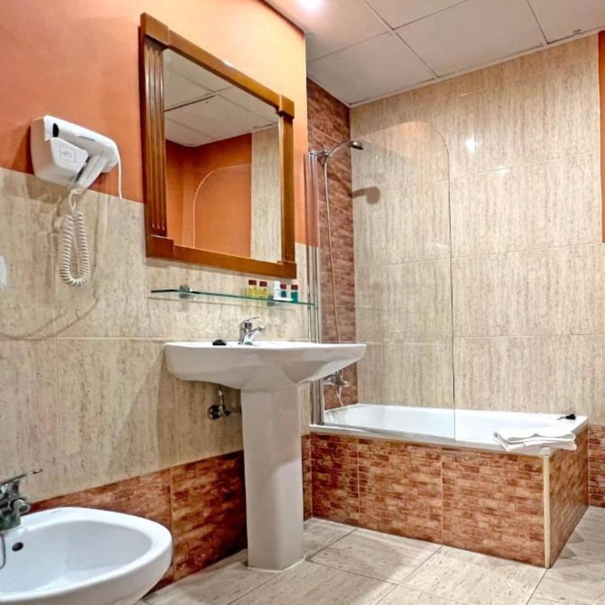 60 makuuhuone Hotelli myytävänä paikassa Fuengirola mukana uima-altaan - 10 000 000 € (Ref: 9038044)