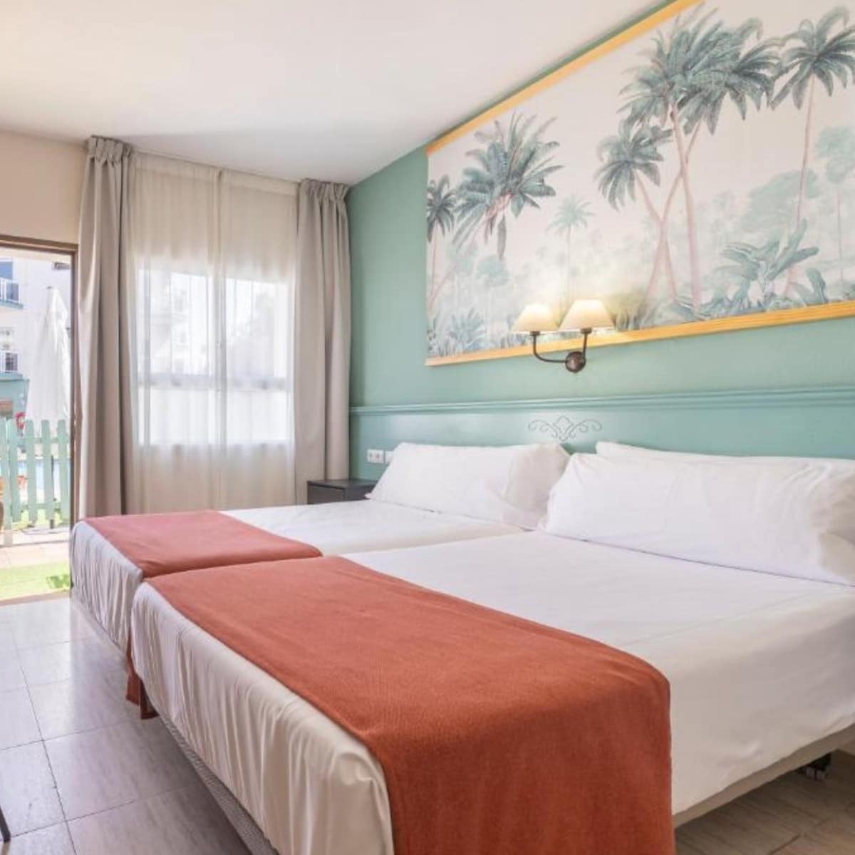 60 makuuhuone Hotelli myytävänä paikassa Fuengirola mukana uima-altaan - 10 000 000 € (Ref: 9038044)