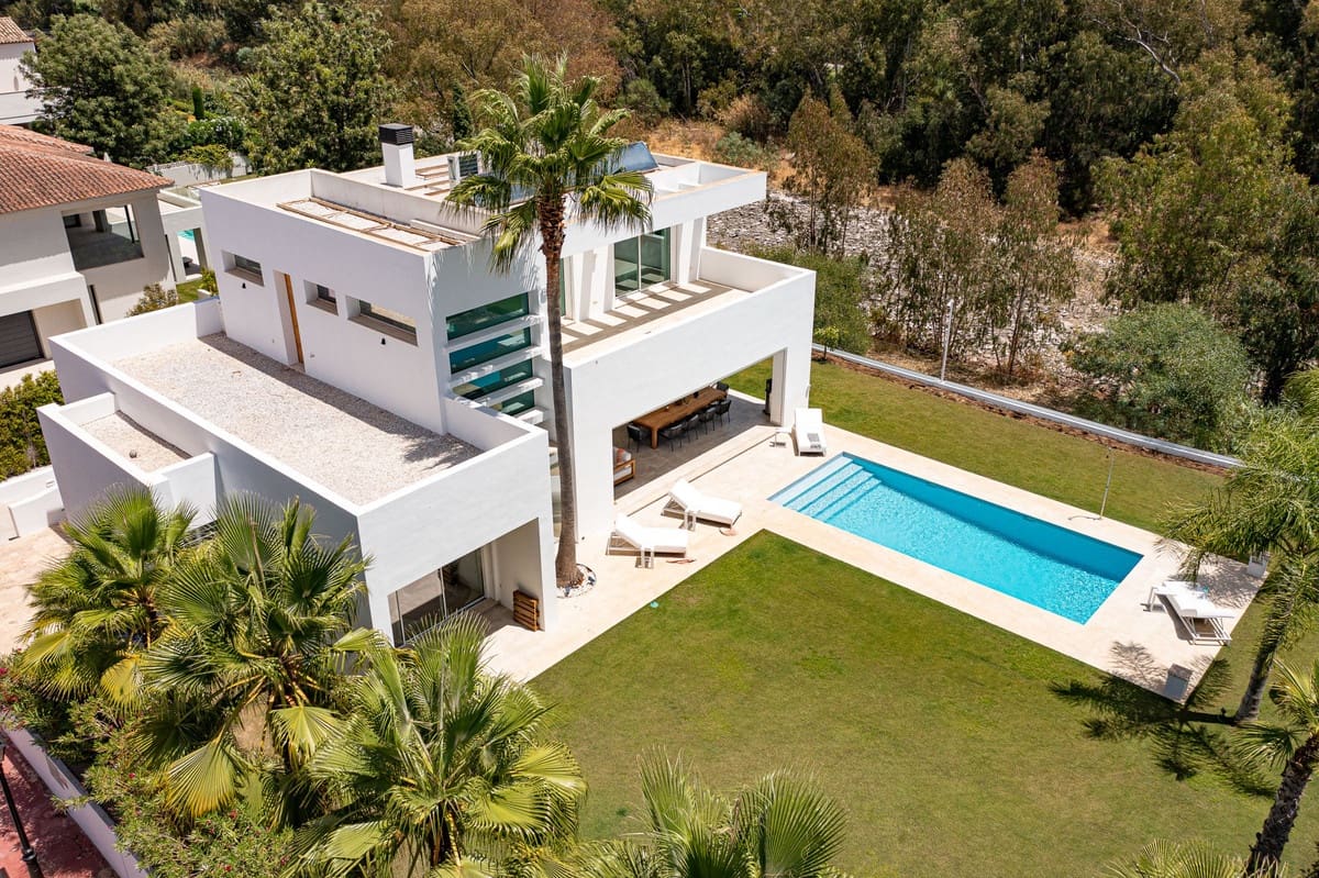 4 soveværelse Villa til salg i Estepona med swimmingpool - € 2.650.000 (Ref: 9038111)