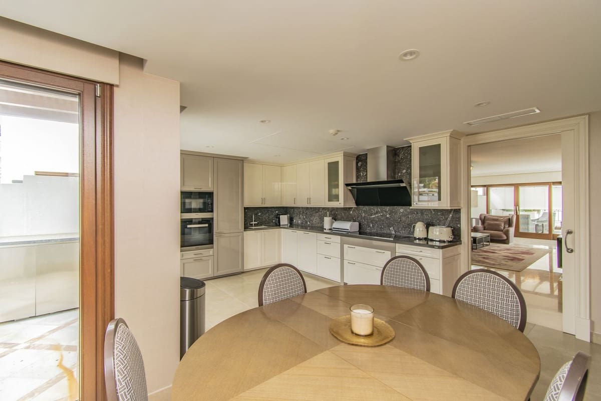 5 makuuhuone Kattohuoneisto myytävänä paikassa Estepona mukana uima-altaan 
autotalli - 5 950 000 € (Ref: 9038127)