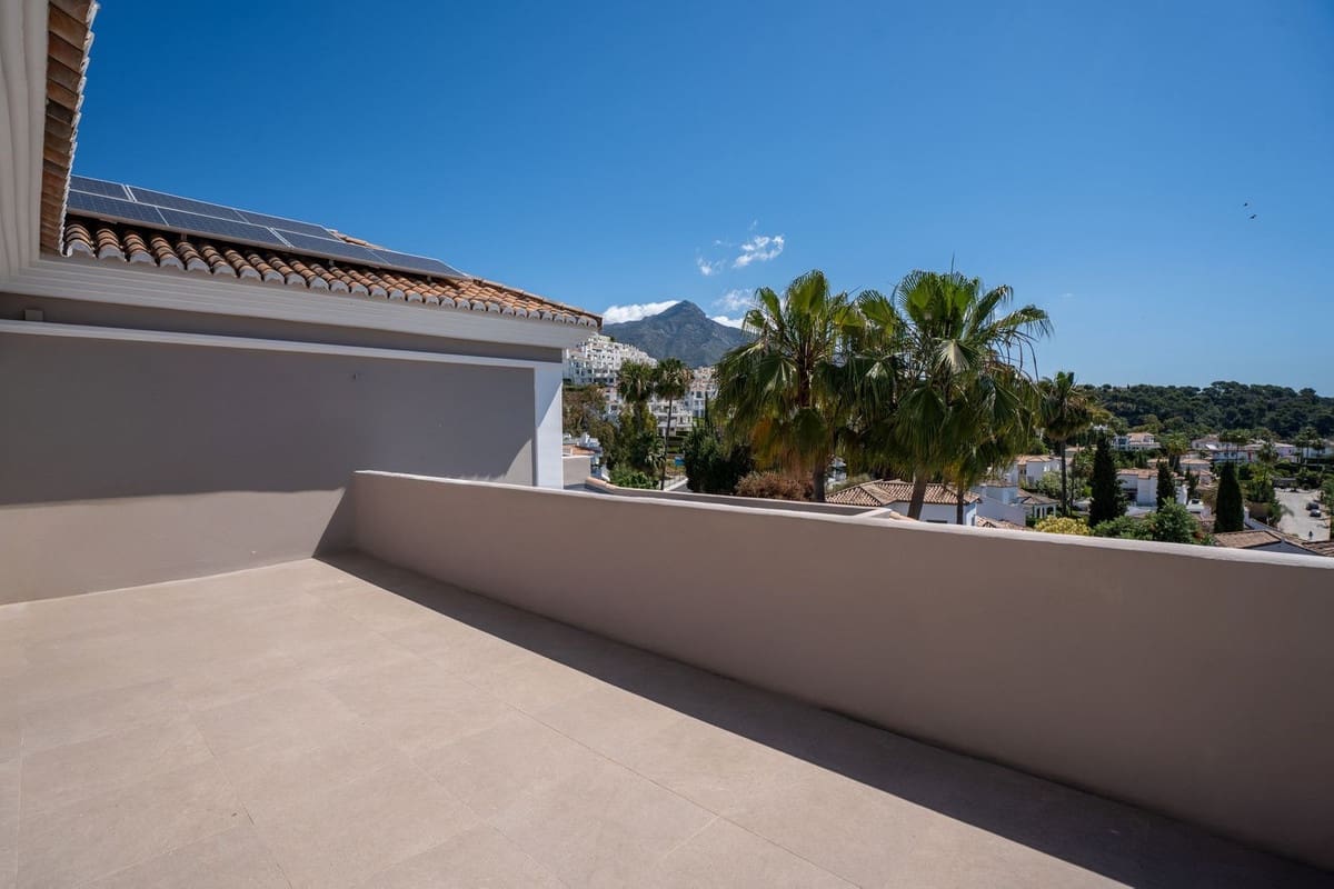 6 makuuhuone Huvila myytävänä paikassa Nueva Andalucia mukana uima-altaan 
autotalli - 4 250 000 € (Ref: 9038128)