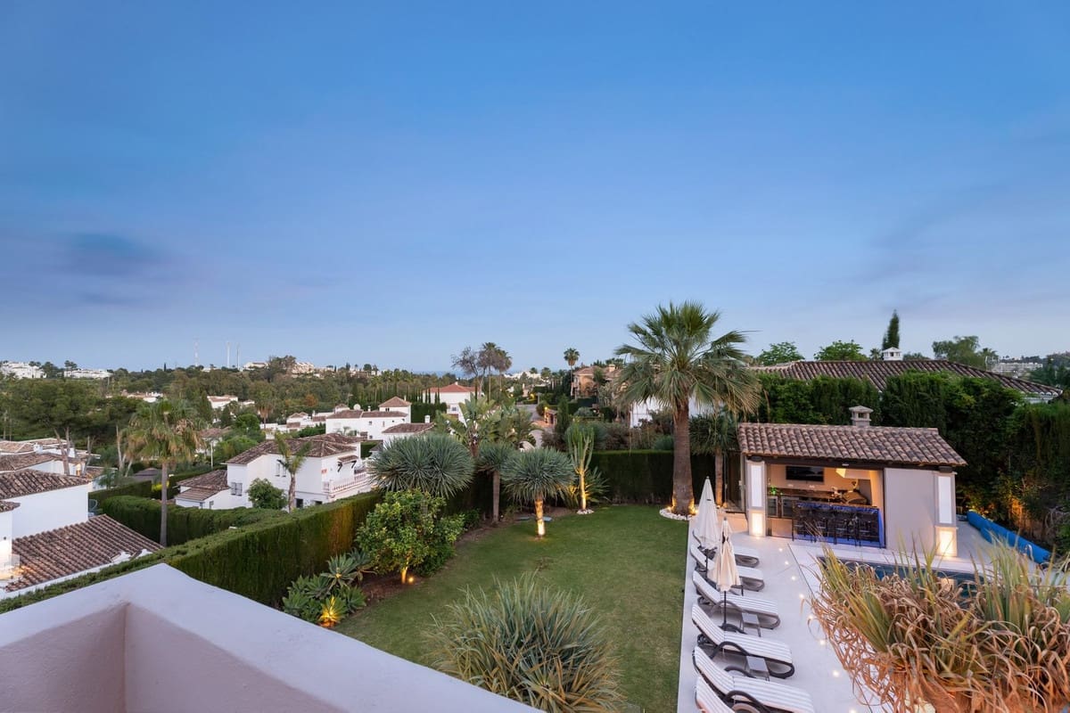 6 makuuhuone Huvila myytävänä paikassa Nueva Andalucia mukana uima-altaan 
autotalli - 4 250 000 € (Ref: 9038128)