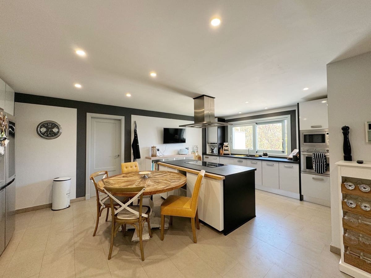 5 bedroom Villa for sale in Sotogrande with pool garage - € 2,450,000 (Ref: 9038134)