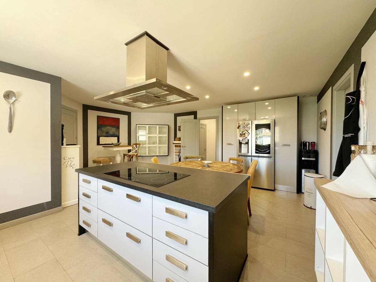 5 bedroom Villa for sale in Sotogrande with pool garage - € 2,450,000 (Ref: 9038134)