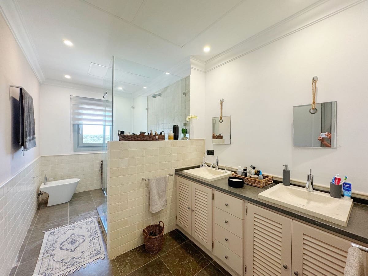 5 bedroom Villa for sale in Sotogrande with pool garage - € 2,450,000 (Ref: 9038134)