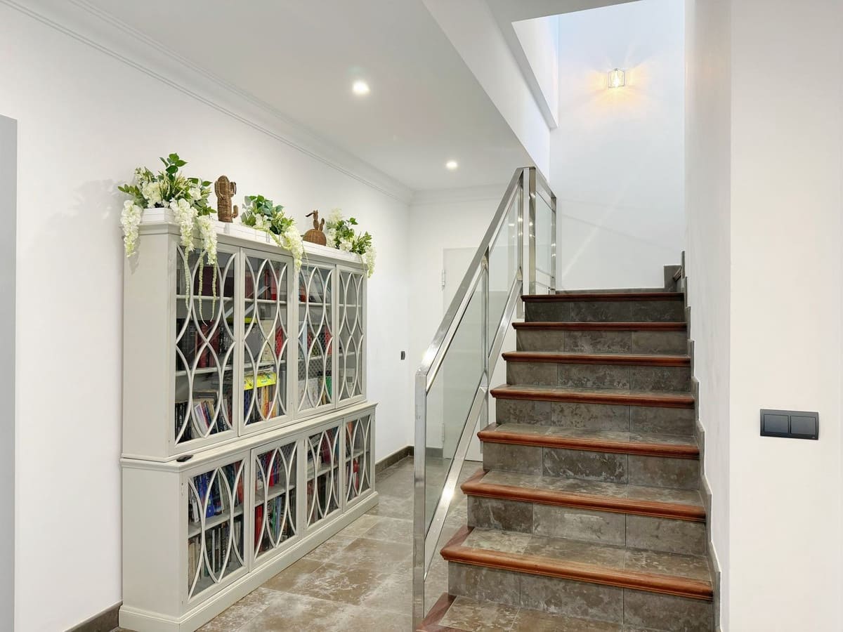 5 bedroom Villa for sale in Sotogrande with pool garage - € 2,450,000 (Ref: 9038134)