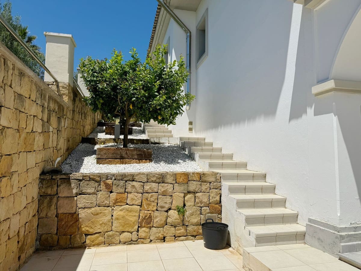 5 bedroom Villa for sale in Sotogrande with pool garage - € 2,450,000 (Ref: 9038134)