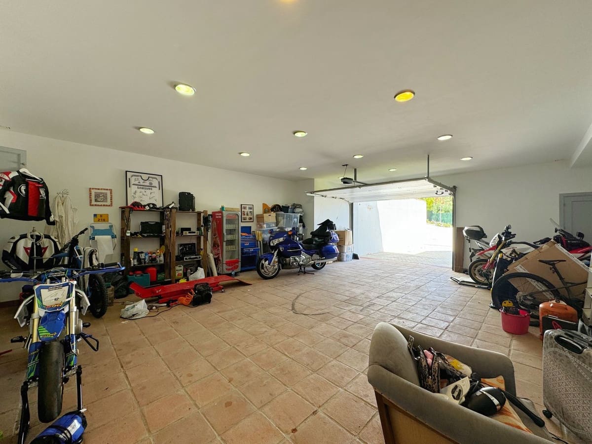 5 bedroom Villa for sale in Sotogrande with pool garage - € 2,450,000 (Ref: 9038134)