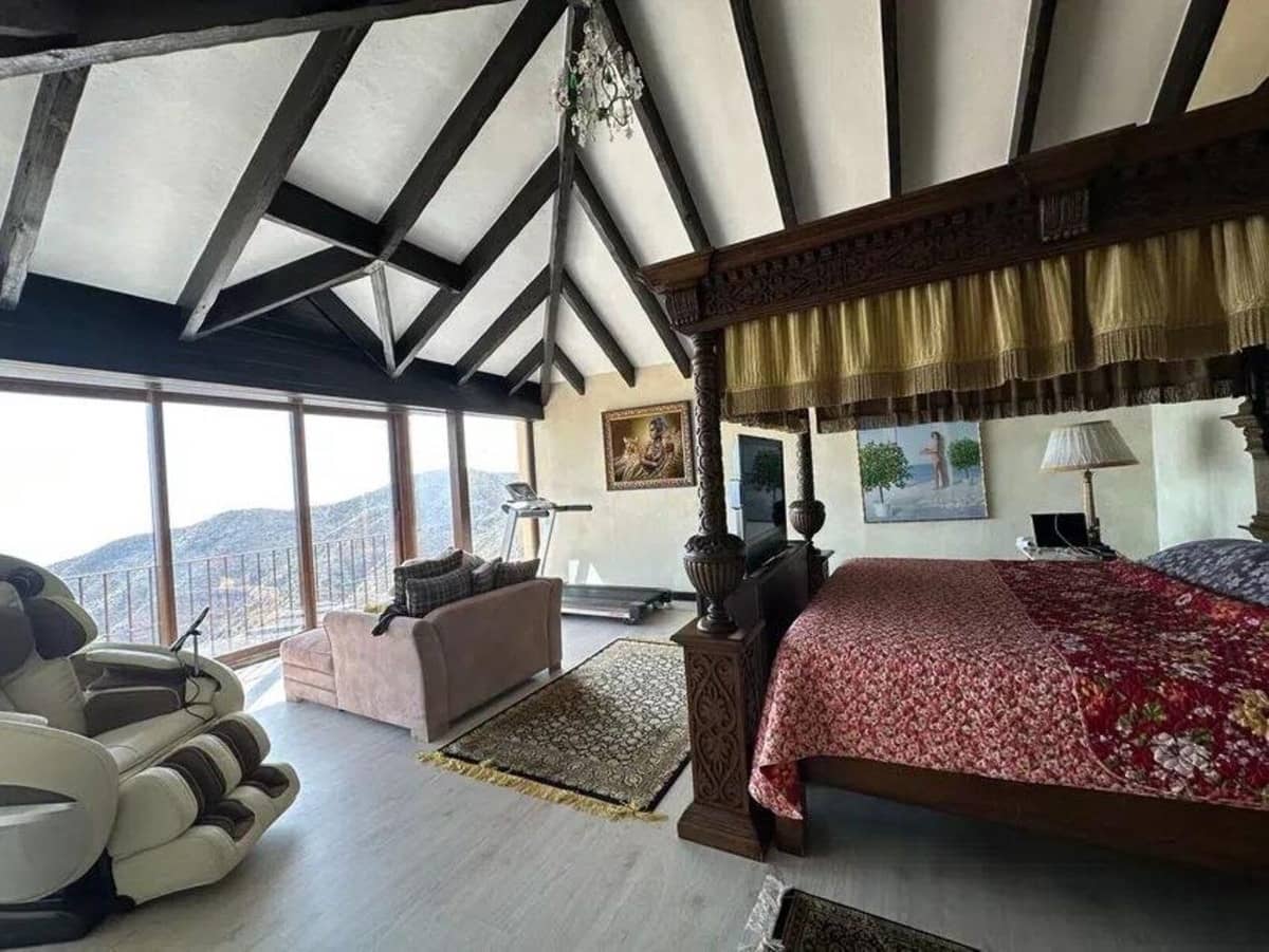 9 soverom Villa til salgs i La Mairena med svømmebasseng garasje - € 12 500 000 (Ref: 9038138)