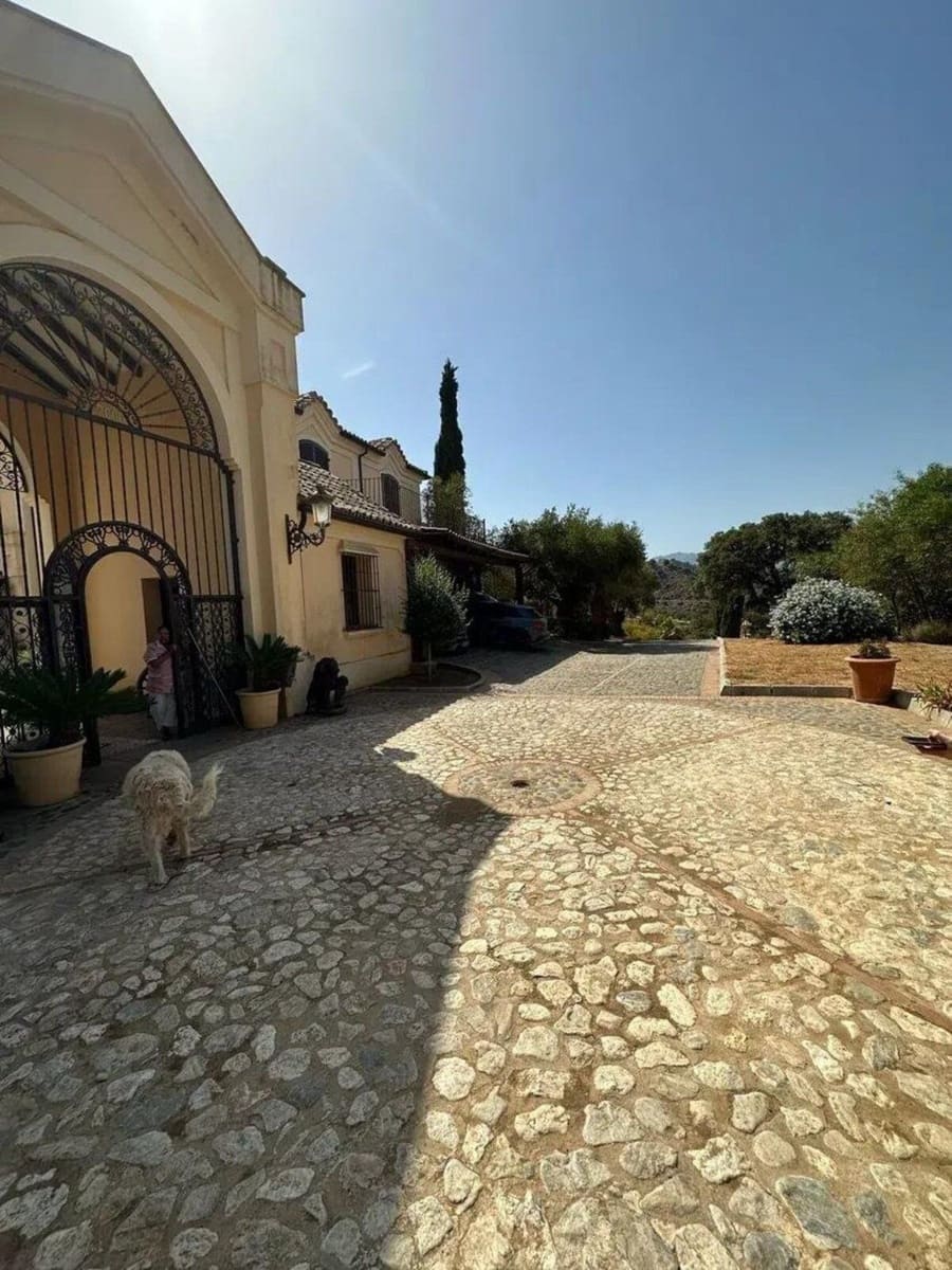 9 soverom Villa til salgs i La Mairena med svømmebasseng garasje - € 12 500 000 (Ref: 9038138)