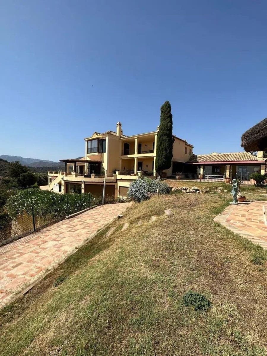 9 soverom Villa til salgs i La Mairena med svømmebasseng garasje - € 12 500 000 (Ref: 9038138)