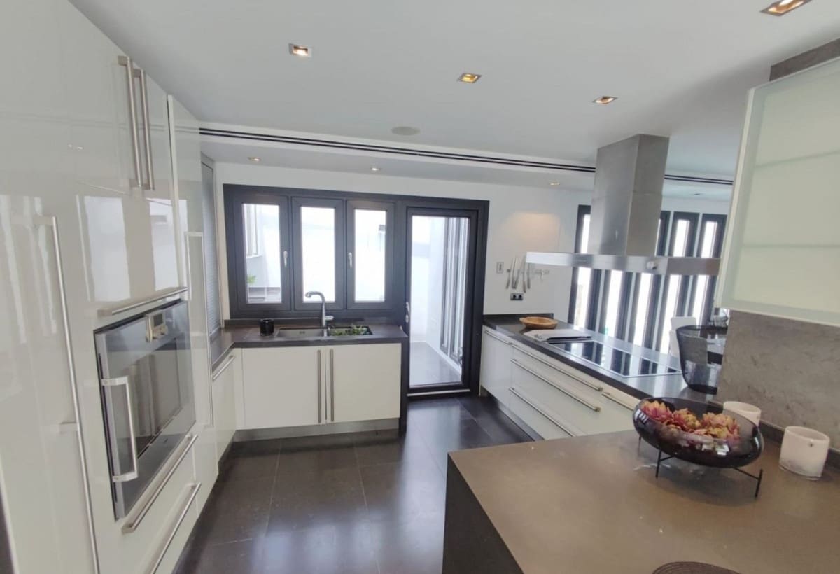 5 soverom Villa til salgs i Nueva Andalucia med svømmebasseng garasje - € 4 495 000 (Ref: 9038147)