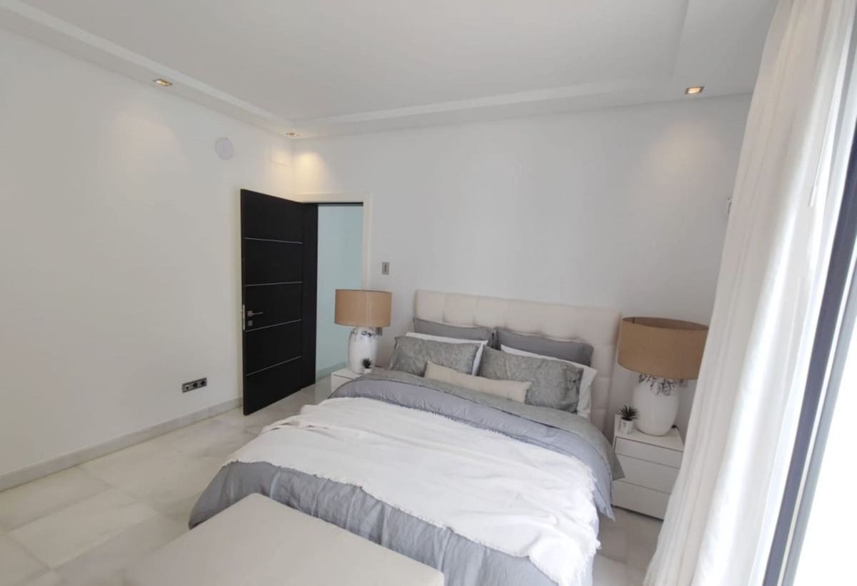 5 soverom Villa til salgs i Nueva Andalucia med svømmebasseng garasje - € 4 495 000 (Ref: 9038147)