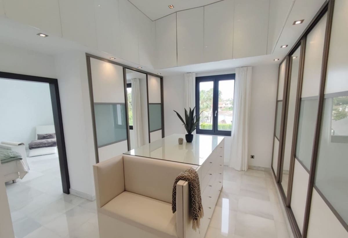 5 soverom Villa til salgs i Nueva Andalucia med svømmebasseng garasje - € 4 495 000 (Ref: 9038147)