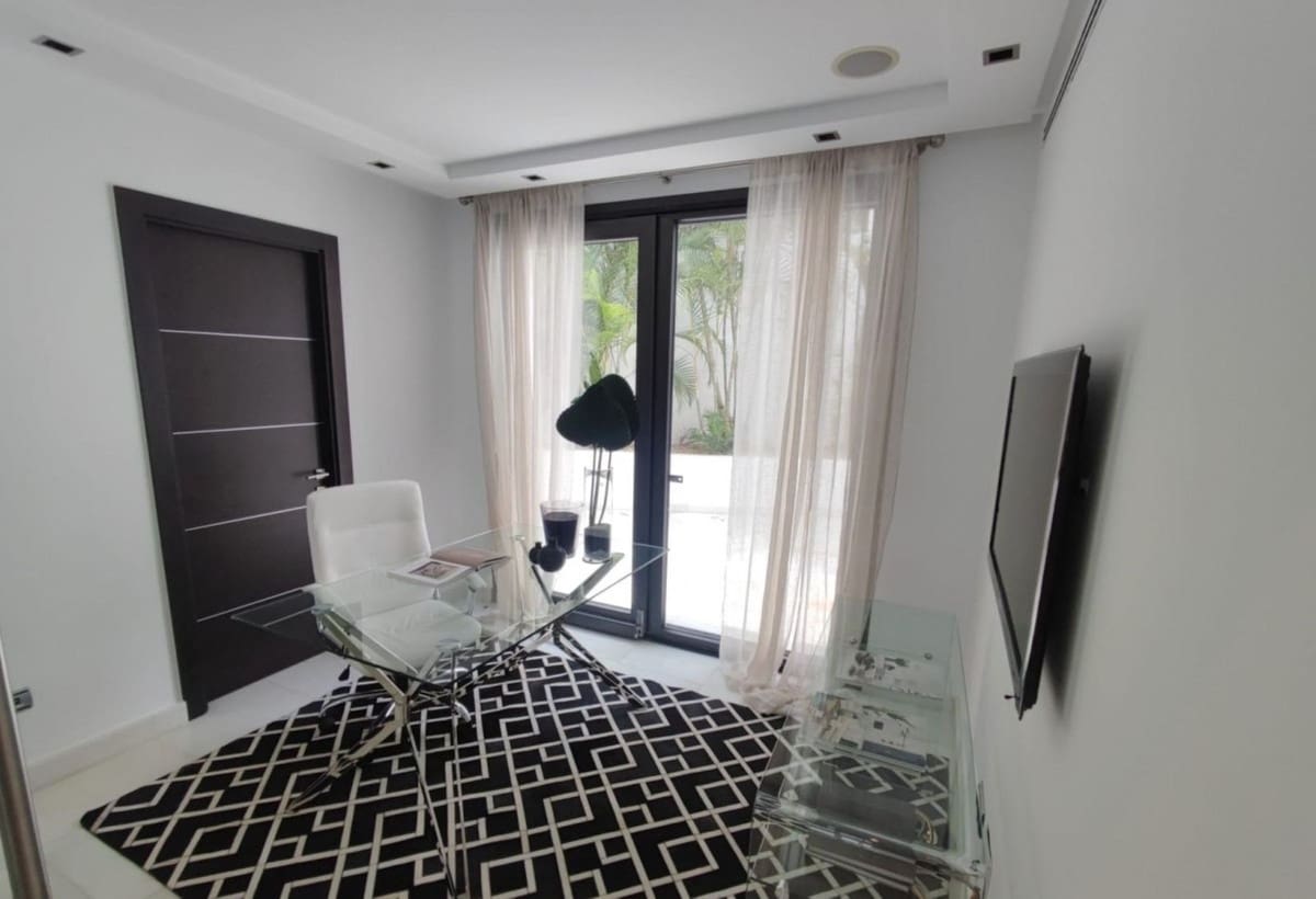 5 soverom Villa til salgs i Nueva Andalucia med svømmebasseng garasje - € 4 495 000 (Ref: 9038147)