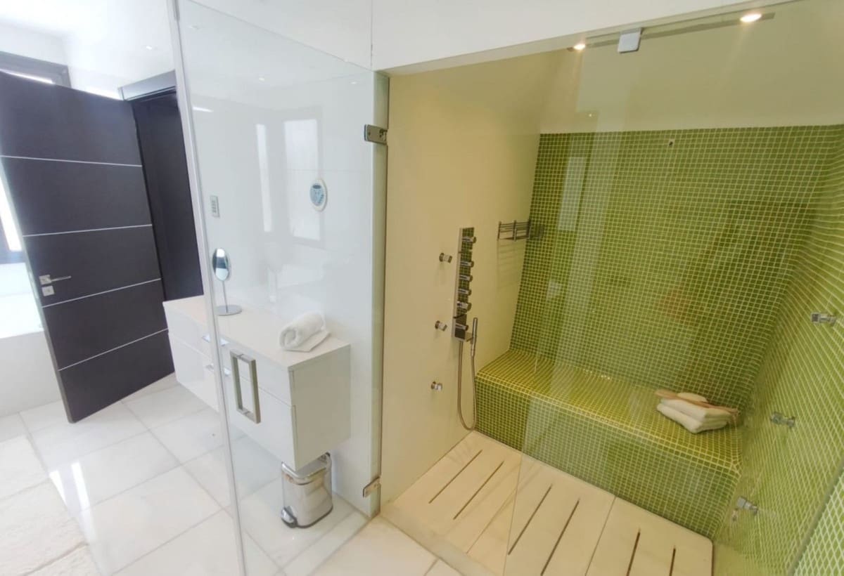 5 soverom Villa til salgs i Nueva Andalucia med svømmebasseng garasje - € 4 495 000 (Ref: 9038147)