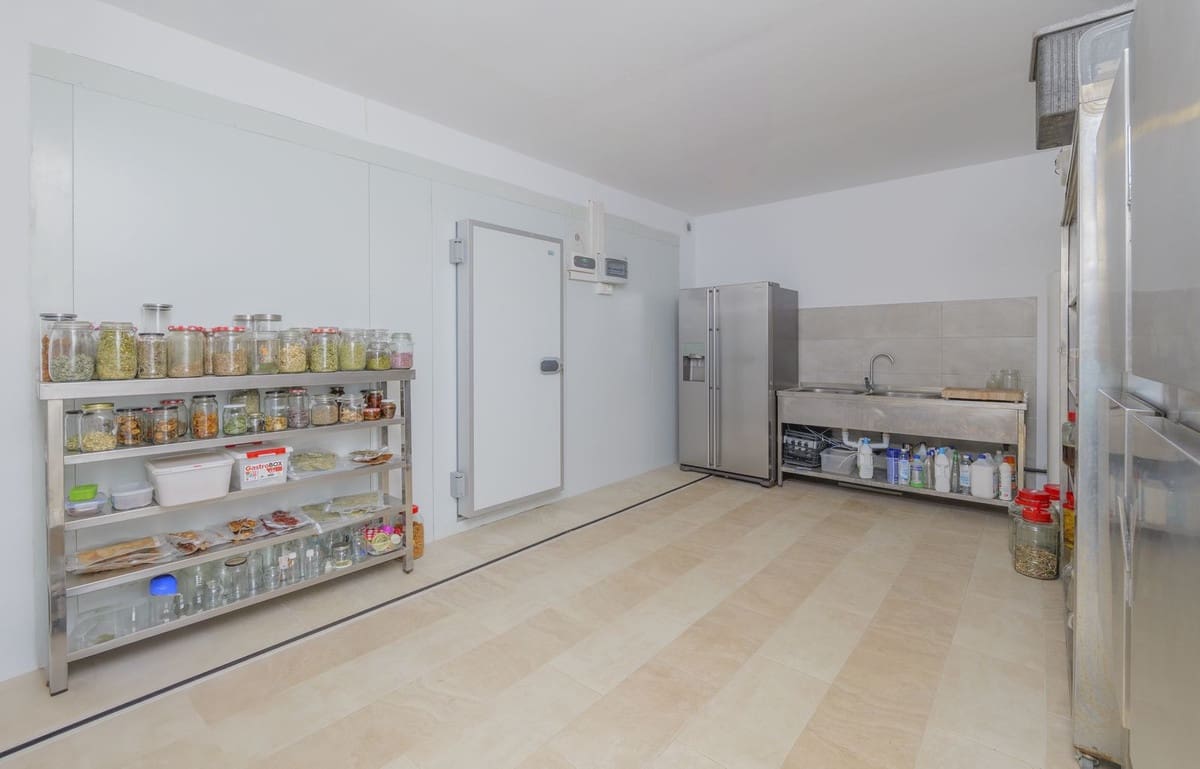 Ubebygd land til salgs i Estepona - € 3 500 000 (Ref: 9038160)