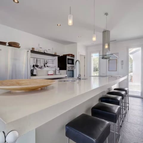 6 sypialnia Willa na sprzedaż w Manilva Pueblo, Manilva z basenem - 2 500 000 € (Ref: 9038165)