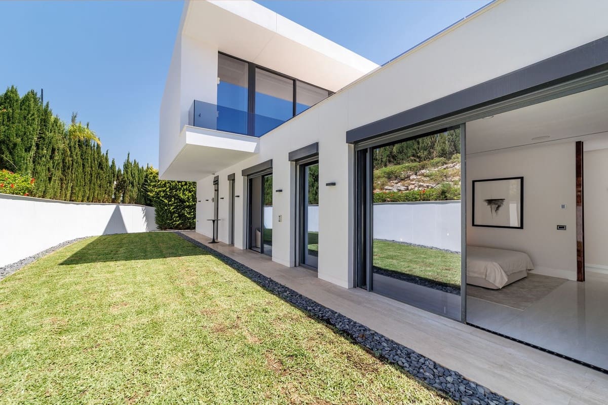 5 soverom Villa til salgs i Nueva Andalucia med svømmebasseng garasje - € 4 700 000 (Ref: 9038178)