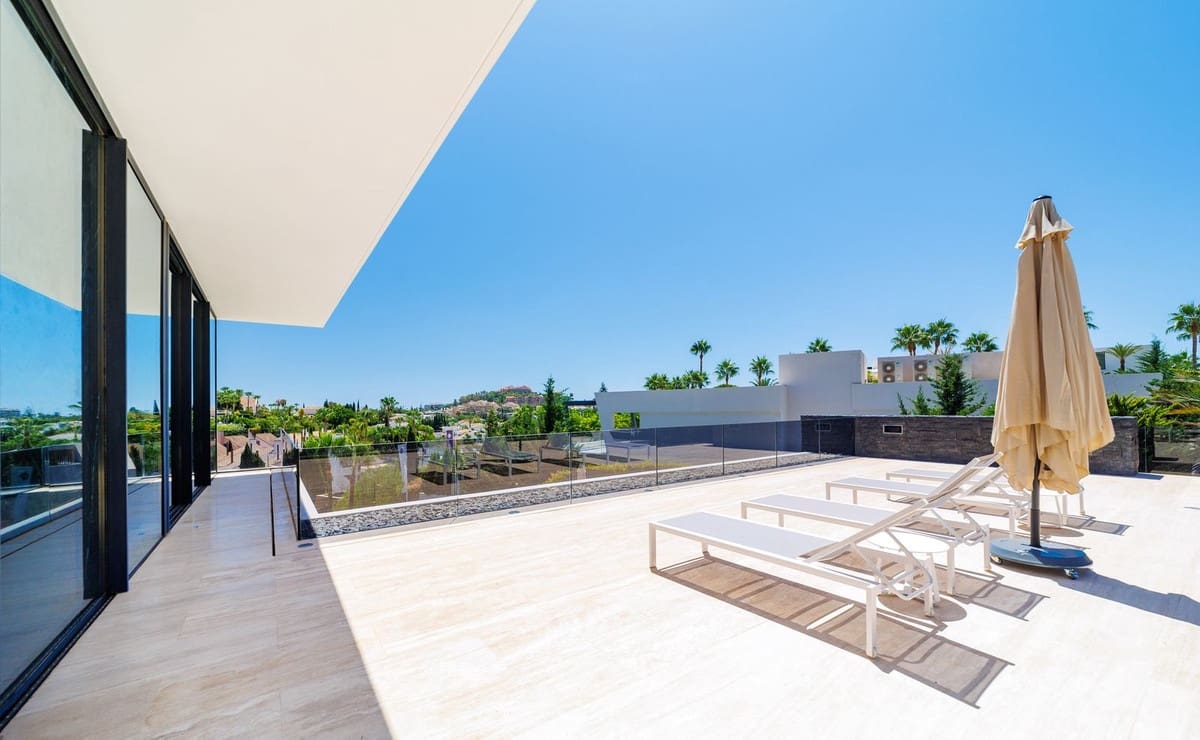 5 soverom Villa til salgs i Nueva Andalucia med svømmebasseng garasje - € 4 700 000 (Ref: 9038178)