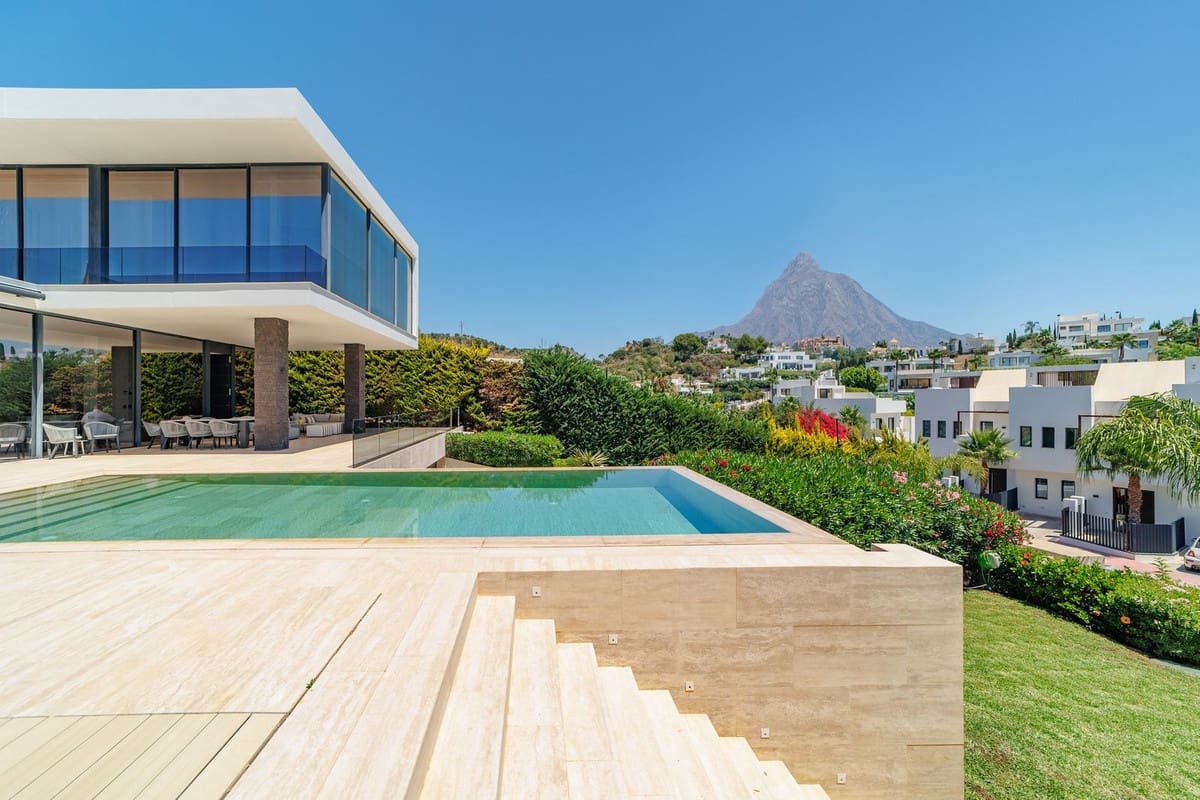 5 soverom Villa til salgs i Nueva Andalucia med svømmebasseng garasje - € 4 700 000 (Ref: 9038178)