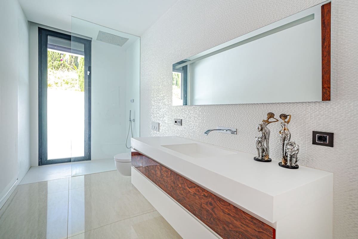 5 soverom Villa til salgs i Nueva Andalucia med svømmebasseng garasje - € 4 700 000 (Ref: 9038178)