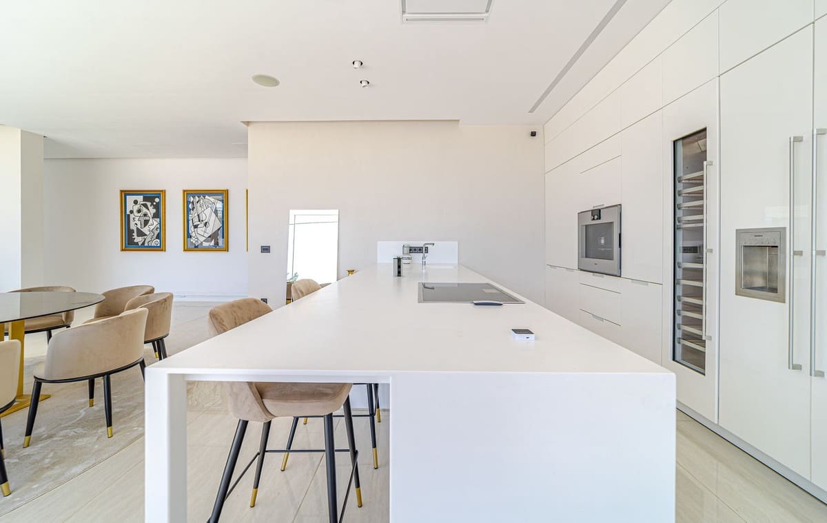 5 soverom Villa til salgs i Nueva Andalucia med svømmebasseng garasje - € 4 700 000 (Ref: 9038178)