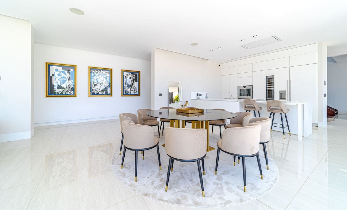 5 soverom Villa til salgs i Nueva Andalucia med svømmebasseng garasje - € 4 700 000 (Ref: 9038178)