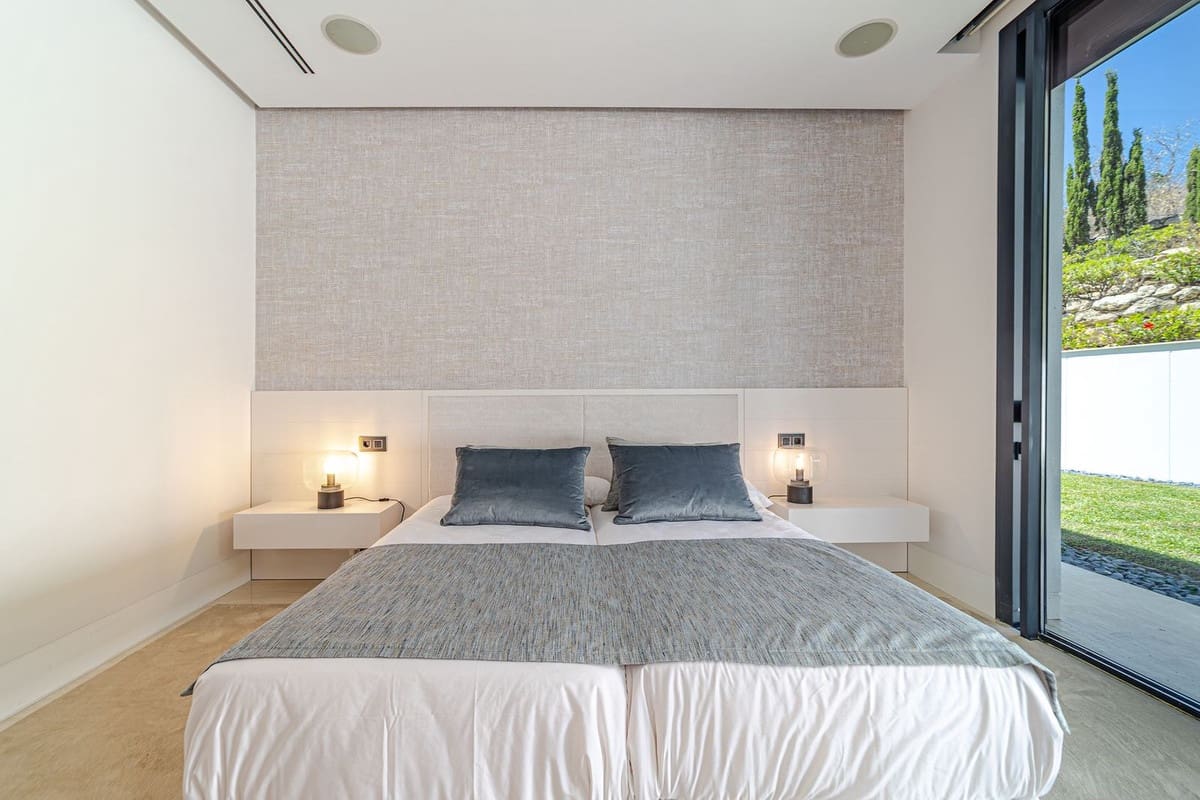 5 soverom Villa til salgs i Nueva Andalucia med svømmebasseng garasje - € 4 700 000 (Ref: 9038178)