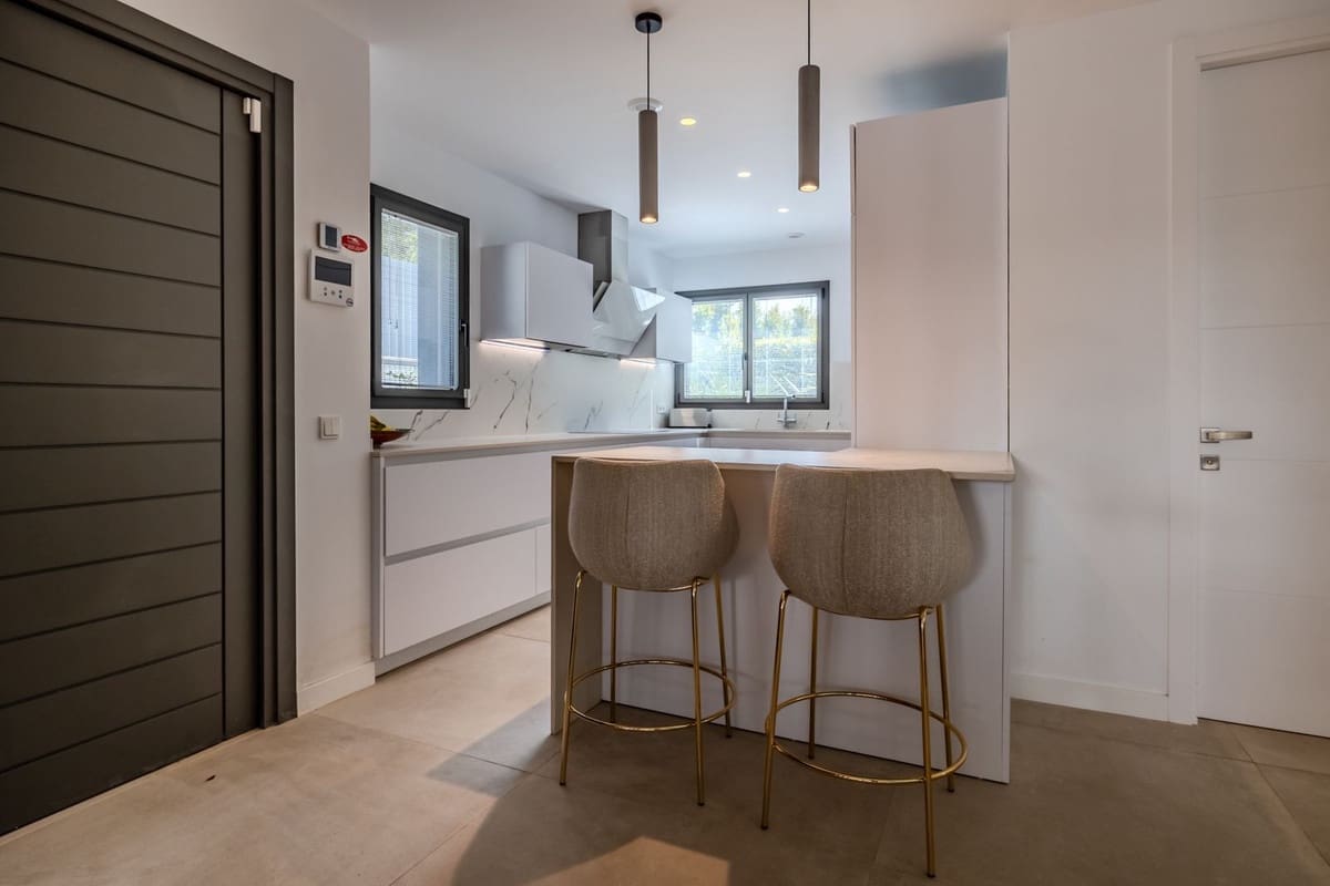 4 sypialnia Willa na sprzedaż w Puerto Banus z basenem garażem - 3 200 000 € (Ref: 9156038)