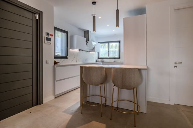 4 sypialnia Willa na sprzedaż w Puerto Banus, Marbella z basenem garażem - 3 200 000 € (Ref: 9156038)