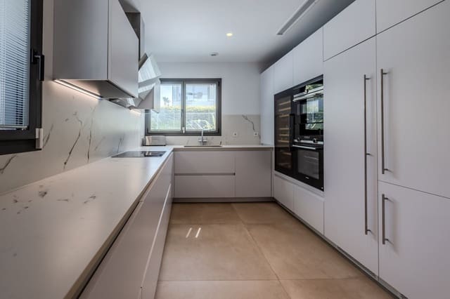 4 sypialnia Willa na sprzedaż w Puerto Banus, Marbella z basenem garażem - 3 200 000 € (Ref: 9156038)