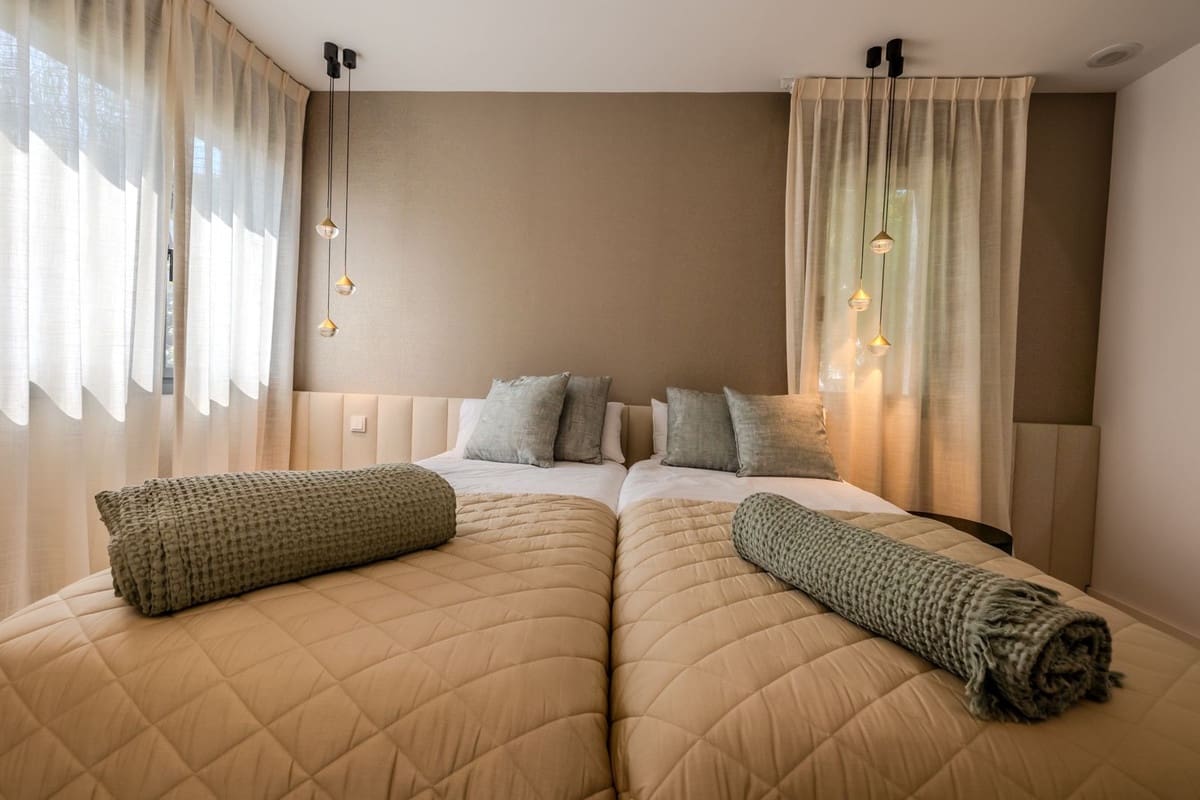 4 sypialnia Willa na sprzedaż w Puerto Banus z basenem garażem - 3 200 000 € (Ref: 9156038)