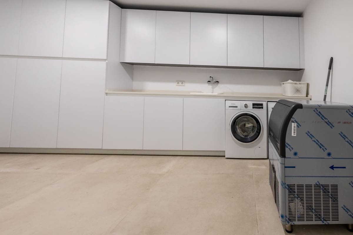 4 sypialnia Willa na sprzedaż w Puerto Banus z basenem garażem - 3 200 000 € (Ref: 9156038)