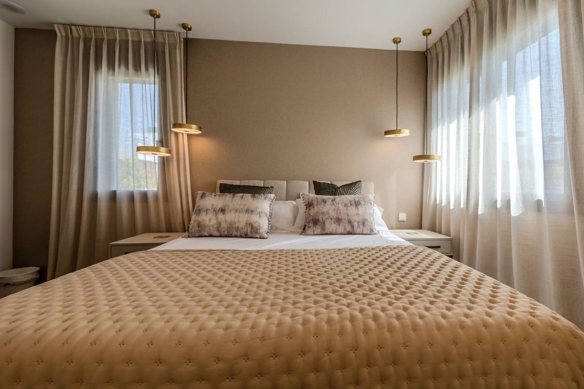 4 sypialnia Willa na sprzedaż w Puerto Banus z basenem garażem - 3 200 000 € (Ref: 9156038)