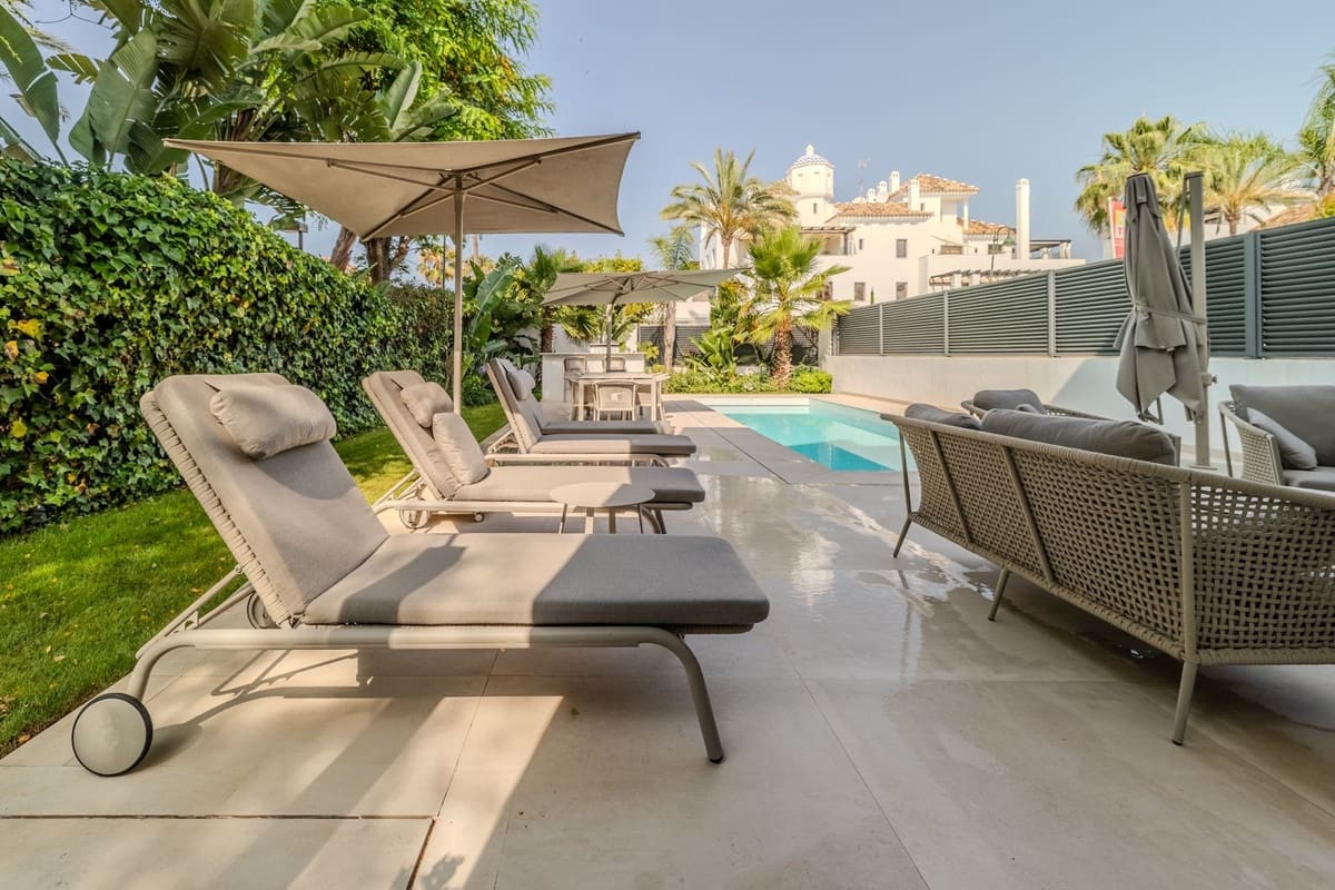 4 sypialnia Willa na sprzedaż w Puerto Banus z basenem garażem - 3 200 000 € (Ref: 9156038)