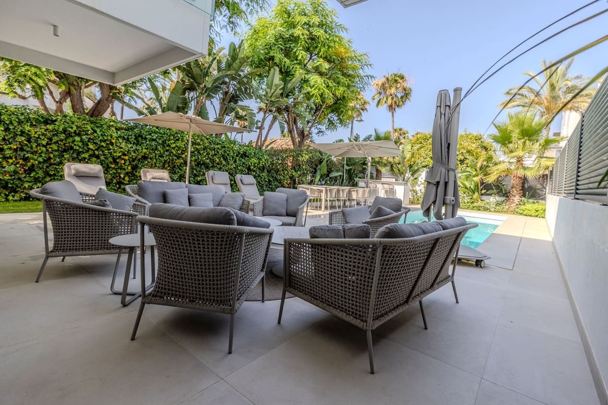 4 sypialnia Willa na sprzedaż w Puerto Banus z basenem garażem - 3 200 000 € (Ref: 9156038)