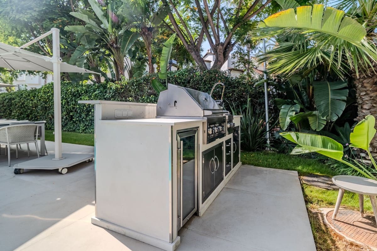 4 sypialnia Willa na sprzedaż w Puerto Banus z basenem garażem - 3 200 000 € (Ref: 9156038)