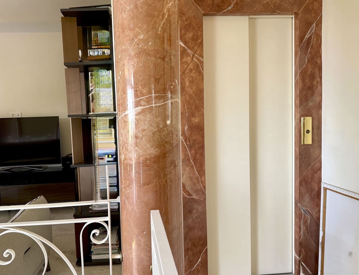 4 soveværelse Villa til salg i Golden Mile med swimmingpool garage - € 4.900.000 (Ref: 9160864)