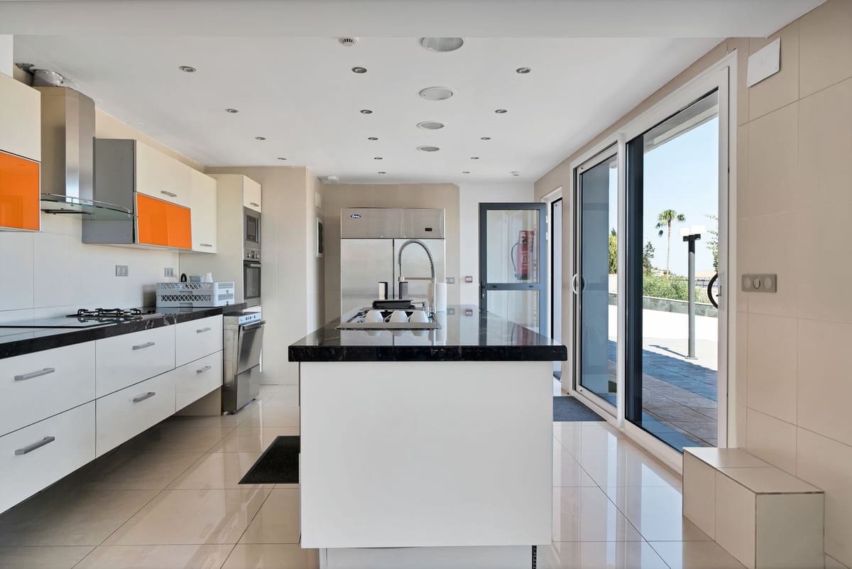 16 soverom Villa til salgs i El Chaparral med svømmebasseng garasje - € 3 500 000 (Ref: 9160865)