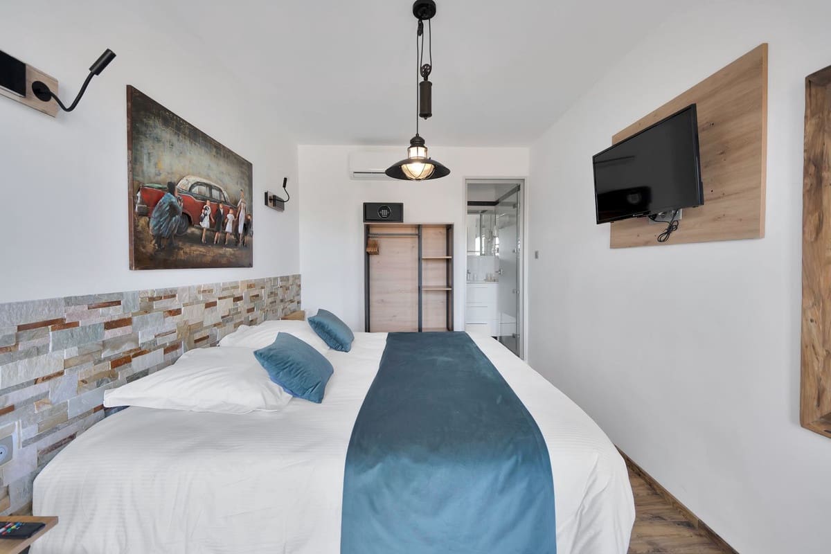 16 soverom Villa til salgs i El Chaparral med svømmebasseng garasje - € 3 500 000 (Ref: 9160865)