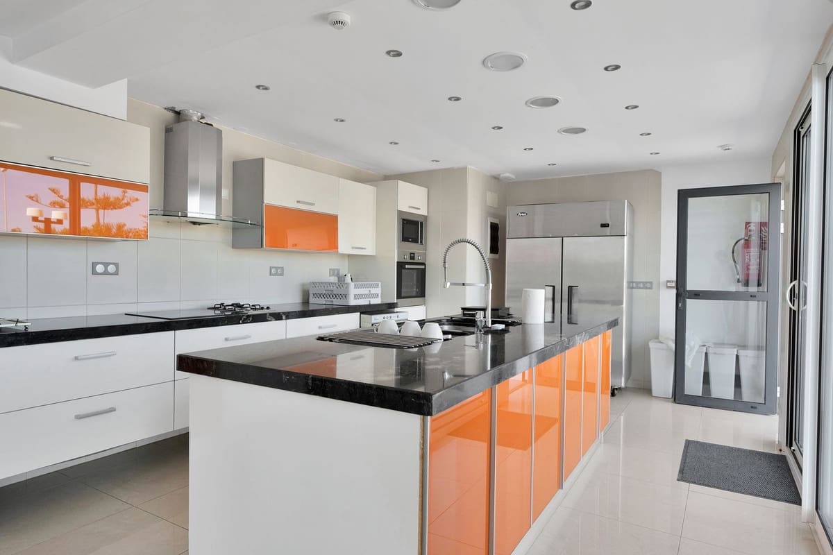 16 soverom Villa til salgs i El Chaparral med svømmebasseng garasje - € 3 500 000 (Ref: 9160865)