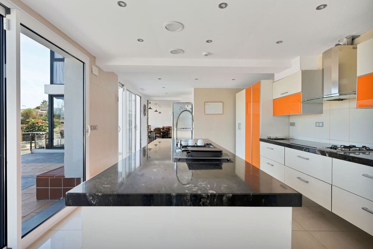 16 soverom Villa til salgs i El Chaparral med svømmebasseng garasje - € 3 500 000 (Ref: 9160865)